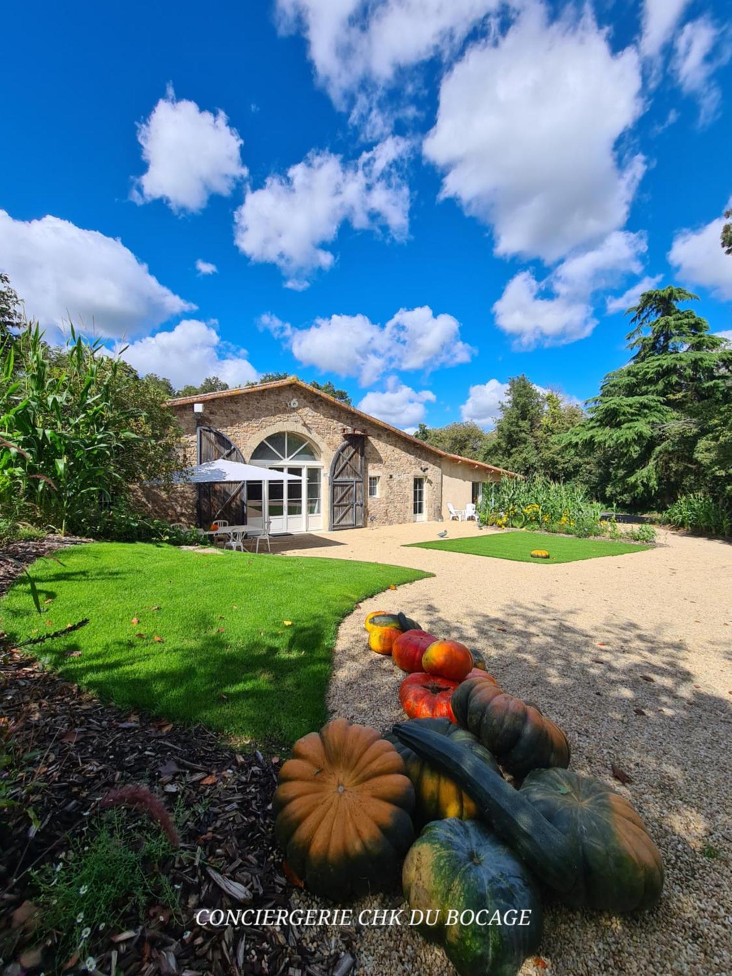 Le Puy Martineau Piscine Privee Interieure Chauffee A 10 Min Du Puy Du Fo Holiday home *